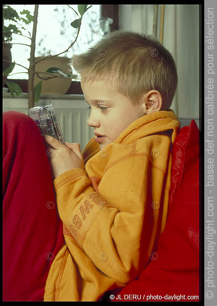 garon et jeu lectronique - boy and electronic game